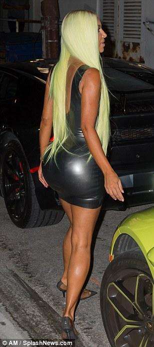 金卡戴珊穿长裙参加活动图片,金卡戴珊巴黎时装周紧身皮衣造型