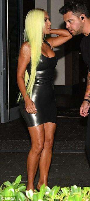 金卡戴珊穿长裙参加活动图片,金卡戴珊巴黎时装周紧身皮衣造型