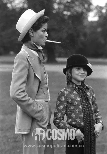 时髦办｜这位法国造型师穿衬衫结婚了，让我想起了赫本的头巾