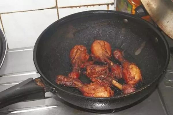 锅不小心燃起来怎么办,锅不小心烧糊了怎么处理