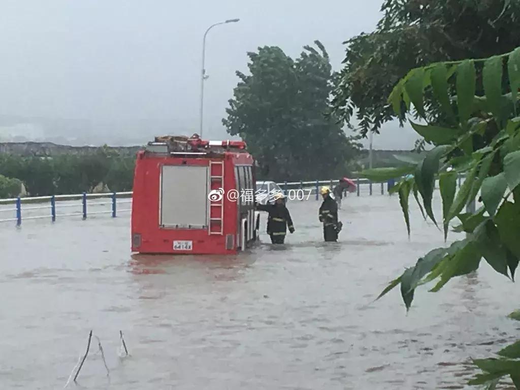 逆行的身影令人泪目,暴雨中逆行的身影