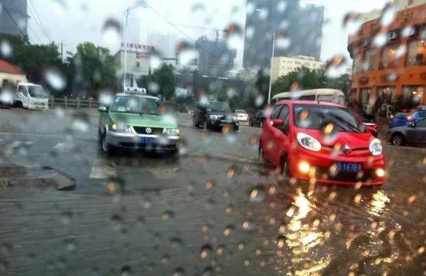 下雨天车辆被淹怎么处理,雨天车被水淹怎样避免熄火