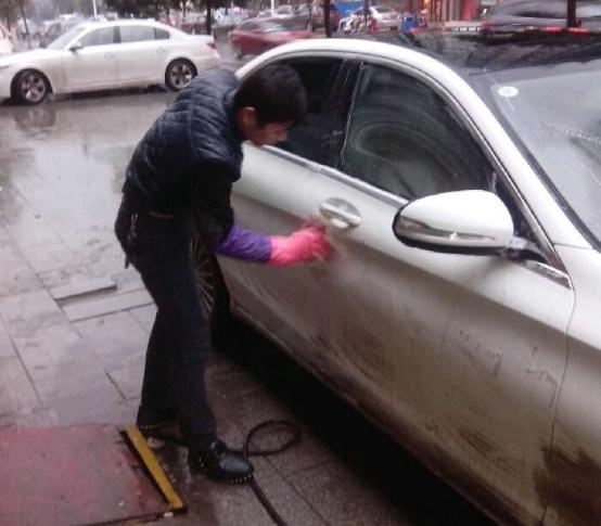 白色车怎么刚买就变黄,买白颜色车后悔了怎么办