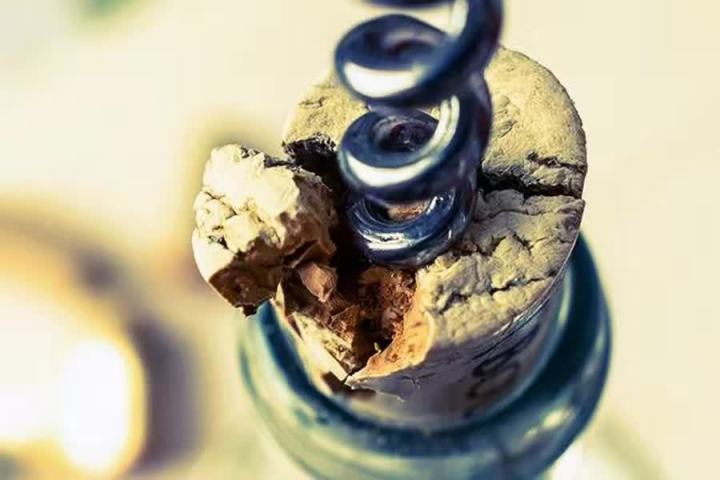 葡萄酒瓶塞干燥怎么复原,葡萄酒瓶塞掉下去了怎么办