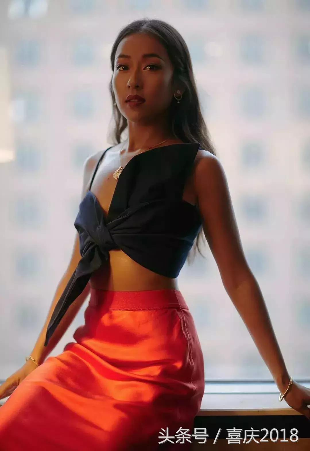 晒黑了穿什么衣服不显黑,皮肤晒黑了穿什么颜色的衣服显白