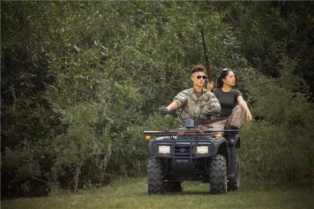 所有人周末陪伴孩子一起玩耍,一群人周末去玩什么