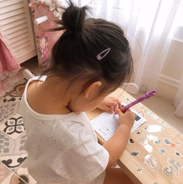 章子怡孩子长大后的样子,章子怡晒小女儿滑雪照