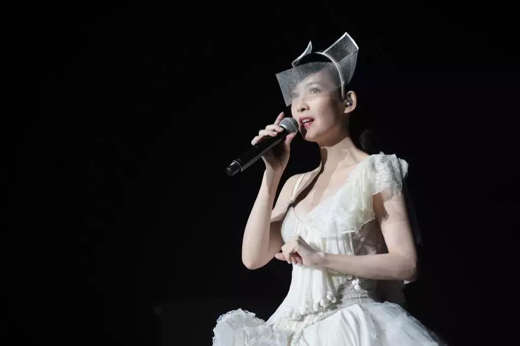 周慧敏20到51岁女神也老了,周慧敏51岁还是很年轻