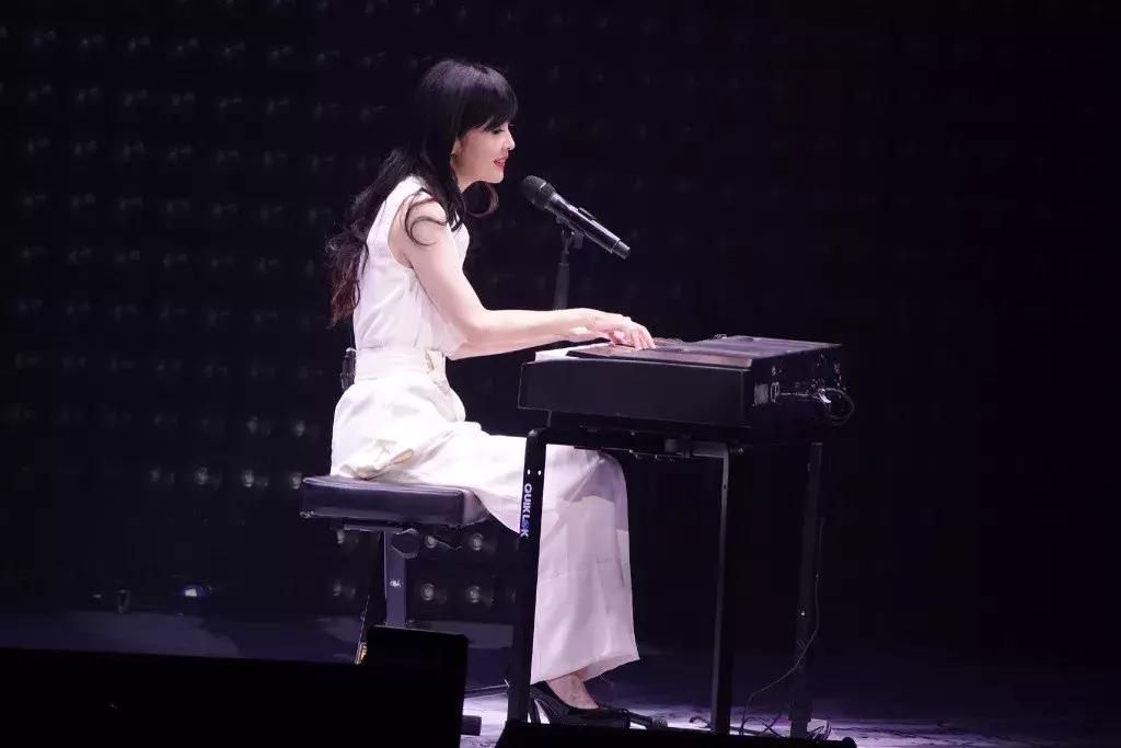 周慧敏20到51岁女神也老了,周慧敏51岁还是很年轻