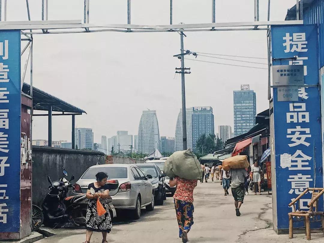 人人都在网上找工作的时代，这大概是成都仅存的毛笔字招聘广告