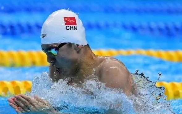 8.23日｜新早读来了！体能不过关啊！足球运动员酒驾被查，狂奔400米被民警生擒：最后还大便*禁失**