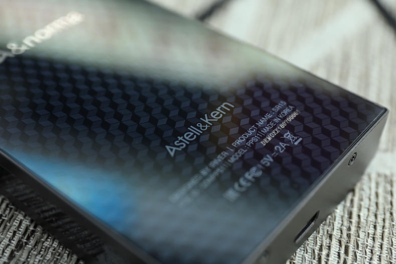 「小蟹寻声」“歪屏”设计颜值满分，艾利和中端旗舰SR15详测！