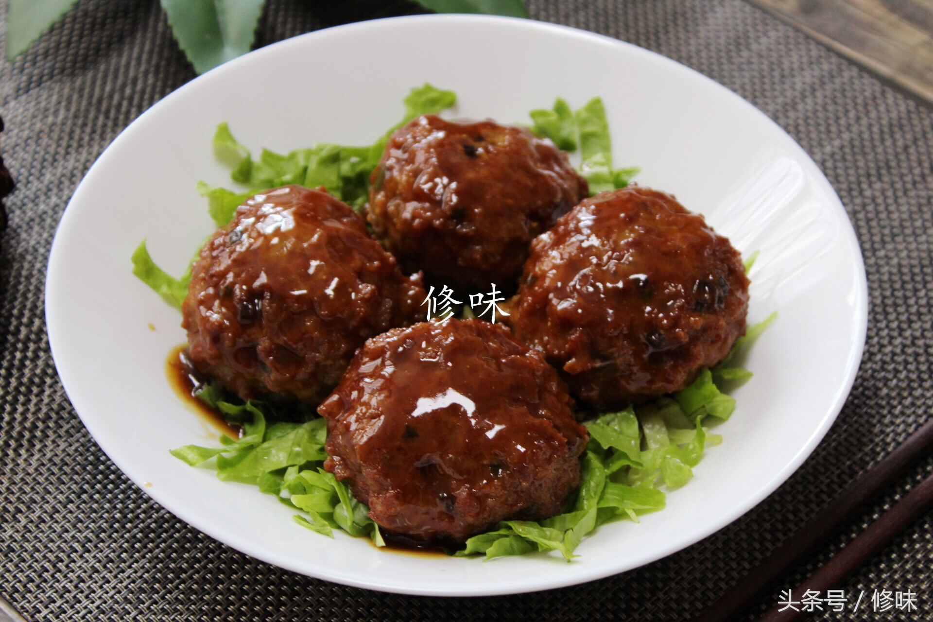 放马蹄的四喜丸子做法,四喜丸子放荸荠和馒头哪个好吃