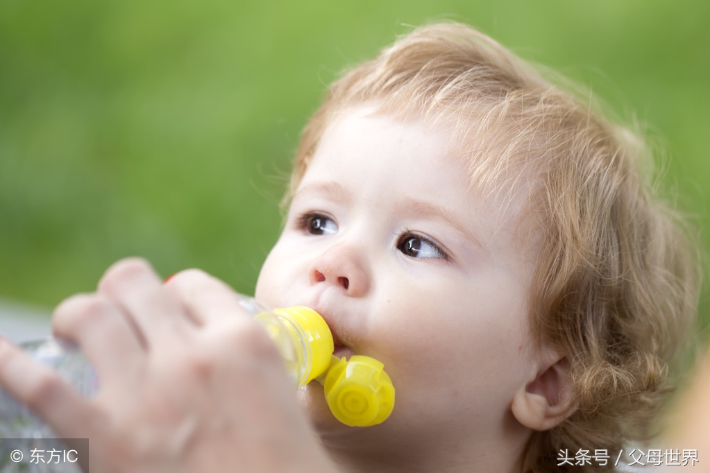 宝宝不爱喝水还可以喝什么代替水,宝宝喝水不能一直用奶瓶