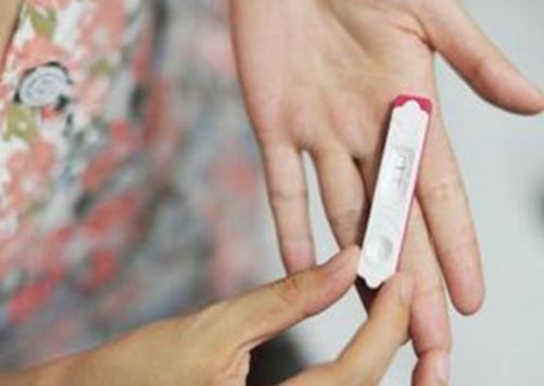 怀孕后裤子穿不上了,怀孕了裤底淡黄色正常吗