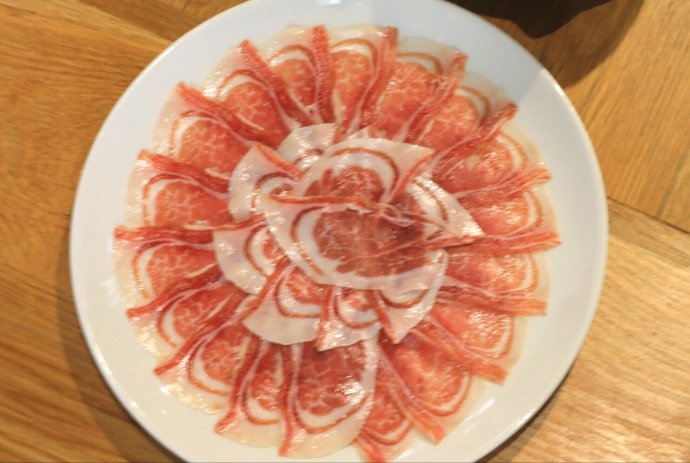 西班牙火腿，贵则几百欧元一公斤，贱则几欧元一份，为什么？