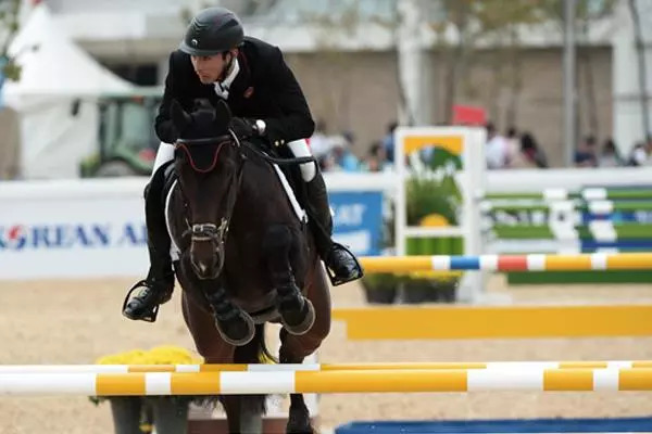 「京彩雅加达」马背上的绅士——华天