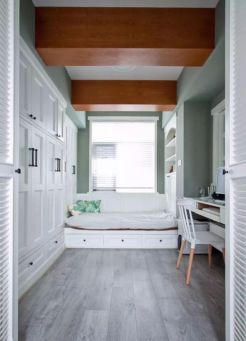 书房有个榻榻米和书柜设计,书房榻榻米的设计底下可以储物