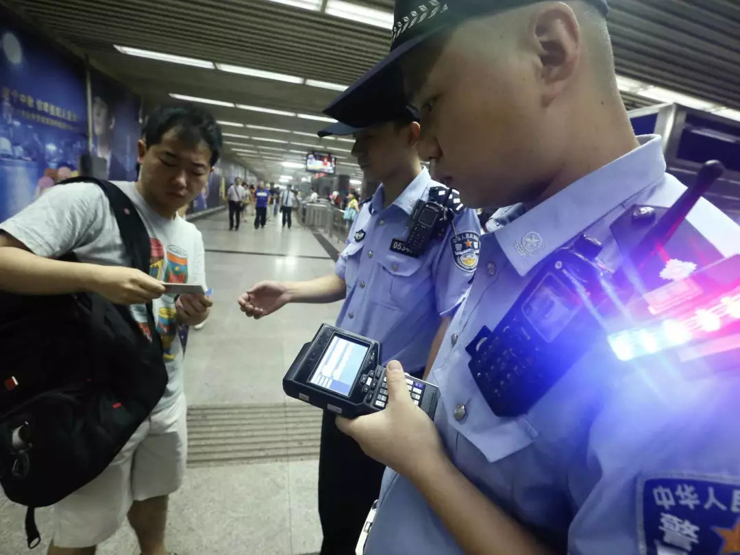 什么情况下可以拒绝警察查身份证,遇到警察查身份证你该怎么办