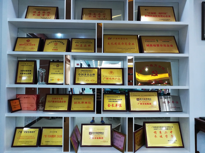 南宁市新希望校服大学生,新希望校服南宁高中