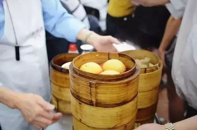 正宗*袜丝**奶茶，免税的包包，维港的夜景……下月起和你只有8个小时动车的距离！