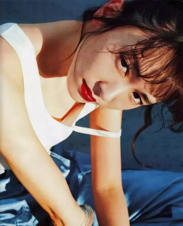 巨显白巨好看的“红梨色”，用在服装和口红上真的美腻了！