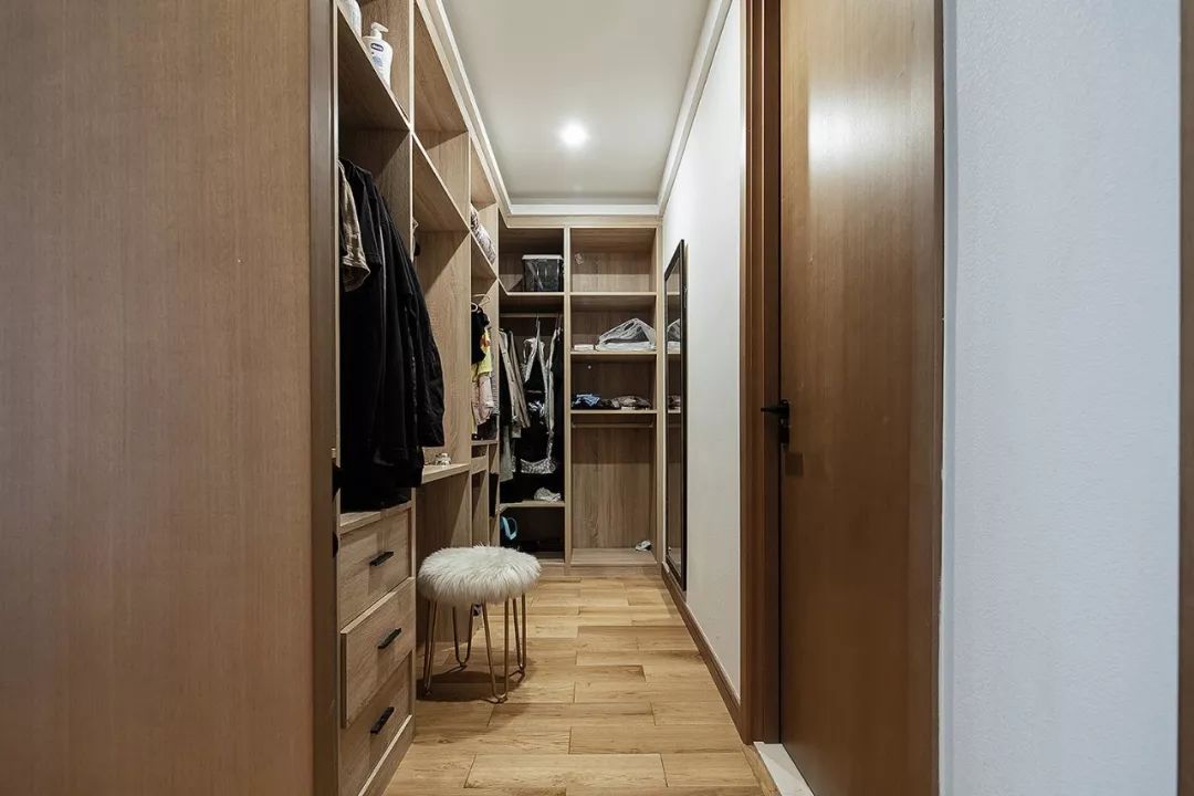 100平米电视墙现代简约风格效果图,好看的投影电视墙