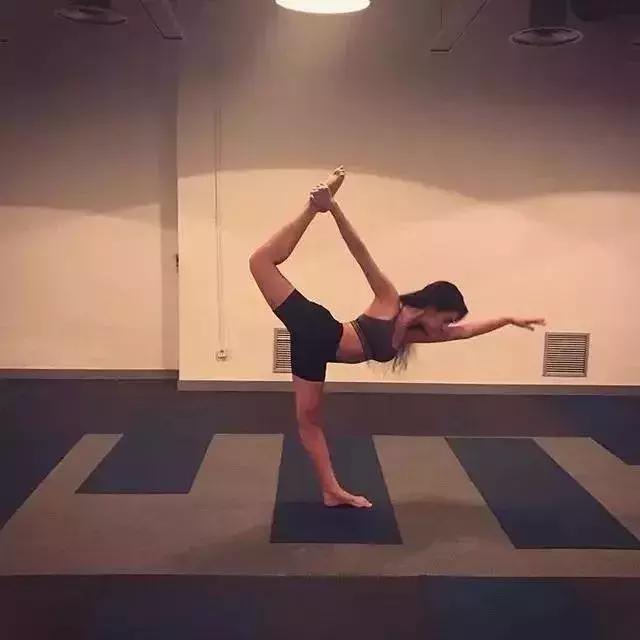 她用蜜桃臀彻底征服C罗，这个亿万少女的情敌竟是个灰姑娘？！