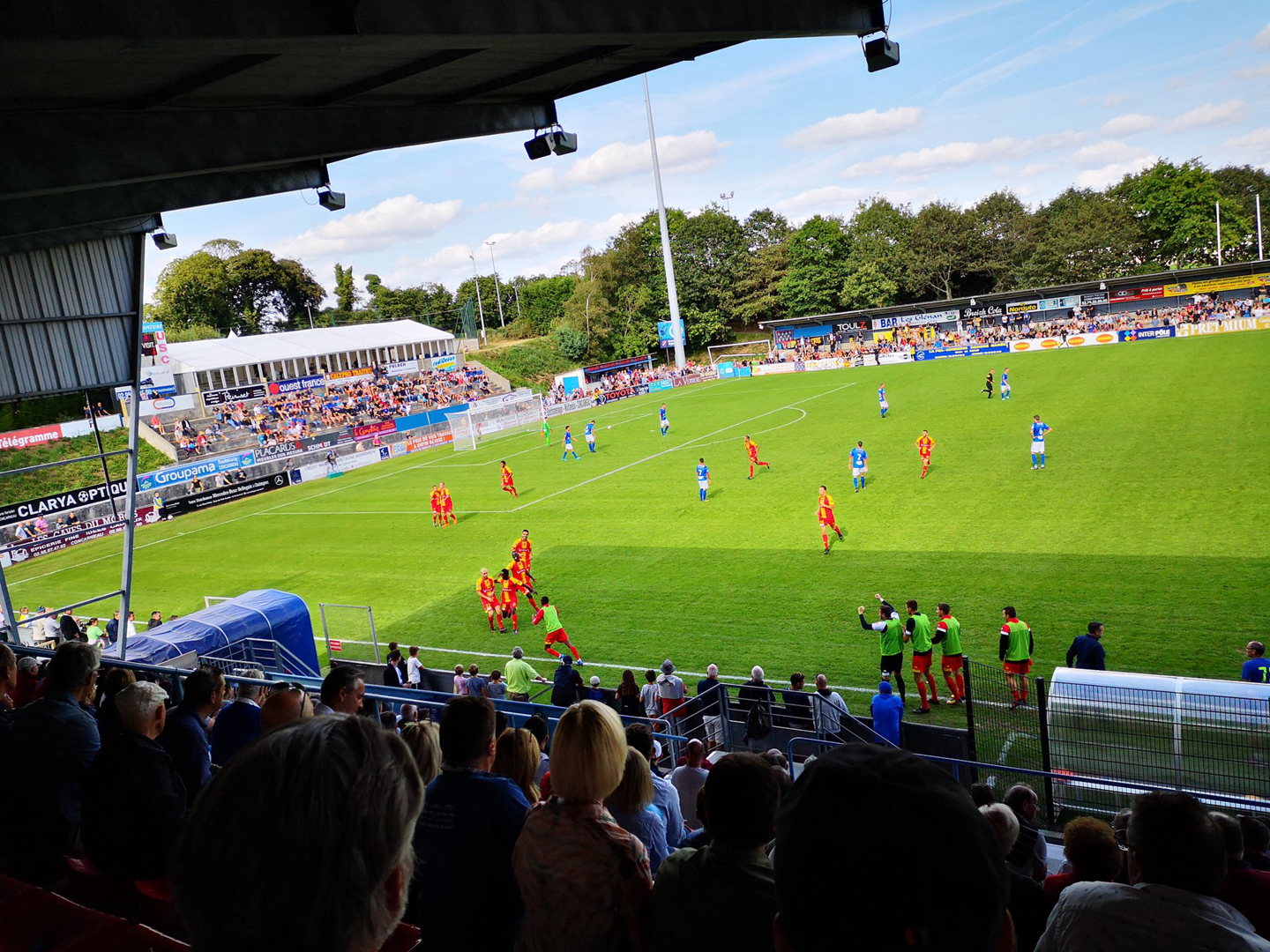 人生巅峰！球场之上突发尴尬状况，看台观众化身裁判执法比赛！