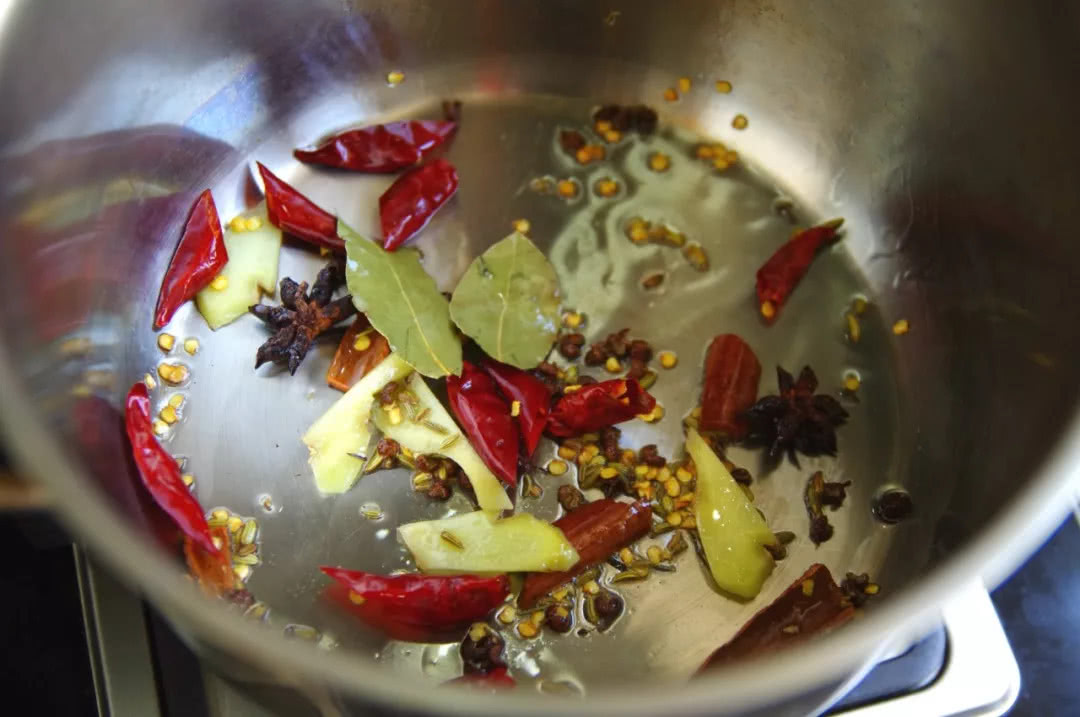 我们家的大猪蹄子，先烧再炖后烤，软而不烂，吃起来解恨又解馋！