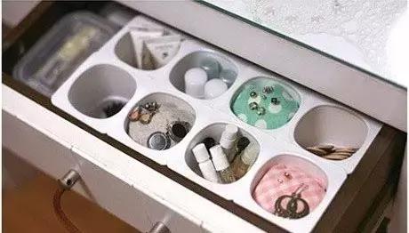 她在衣柜里系了根鞋带，衣柜竟然瞬间大一倍！