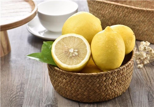 怎么只用一个柠檬泡水喝还好喝,如何用柠檬泡水最好喝又还不苦