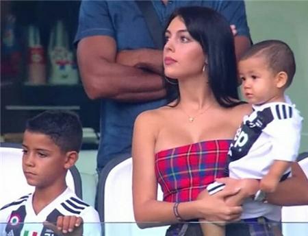 C罗又被女友“*拍偷**”！C罗8块腹肌不是天生的，是后天汗水换来的