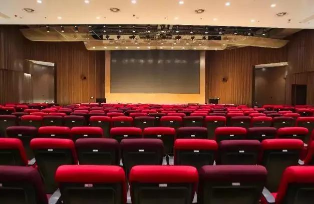 造价千万的完美球场秋天的青山湖边藏了一个网红级别的团建圣地