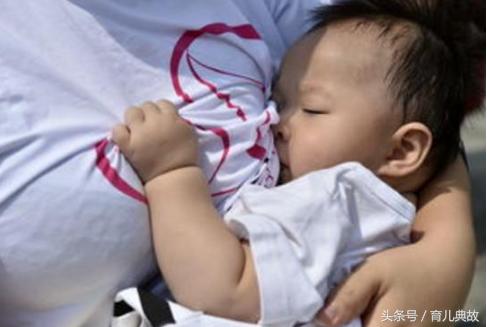 有一个“恋奶狂”宝宝,是怎样的感受?这位网友妈妈的做法好气人