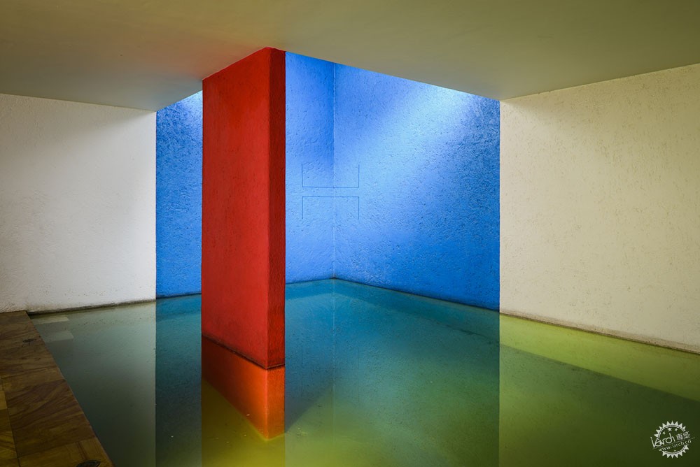 融入光影的诗意色彩表达——巴拉干的色彩应用