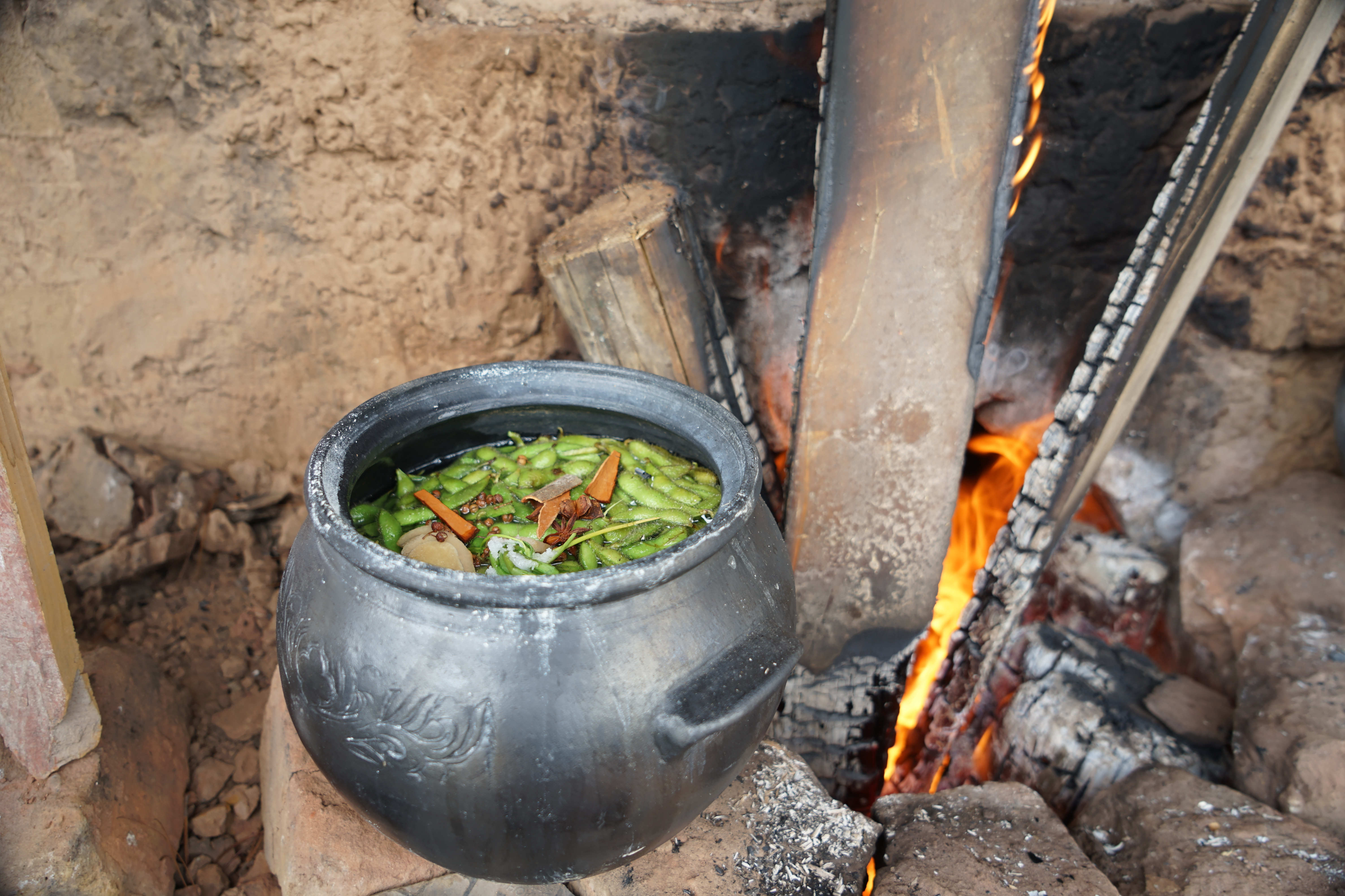 黑陶的前世今生：5000年古文明技艺把泥土炼成“黑金”