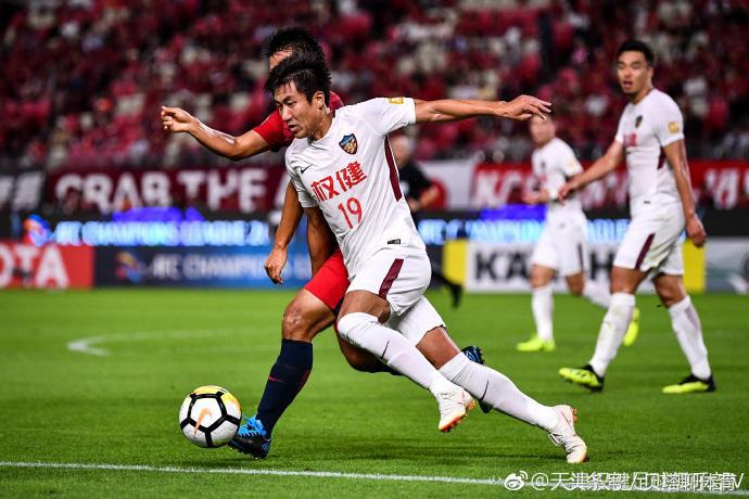 热议权健0-2鹿岛：日本球员喝完水拧上盖子，中超球员直接扔掉