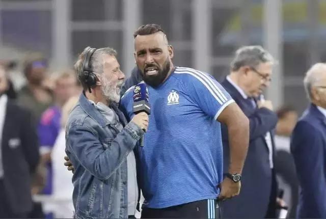 开场10秒他就进球了,对方球员怎么都站着不动?