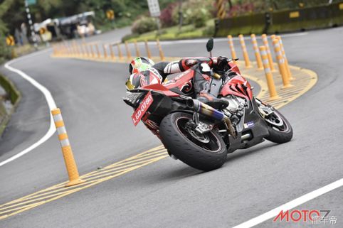 摩托车骑行如何正确踩油门,摩托车骑行油门怎么握