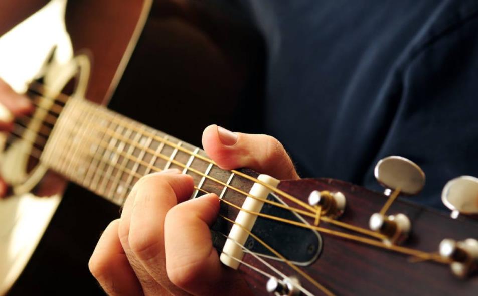 吉他初学总是碰到别的琴弦,吉他新手遇到其他调的谱咋办