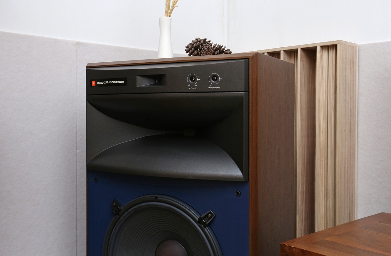 jbl最新监听音箱4338,十万左右汽车音响升级最佳方案