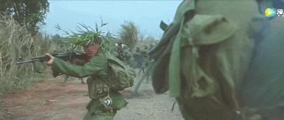 *弹子**击中*雷手**能引爆吗？士兵把*雷手**挂胸前，其实就是在赌一把