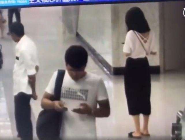 男子地铁关门瞬间散开女朋友手,男子地铁关门瞬间摸女友手