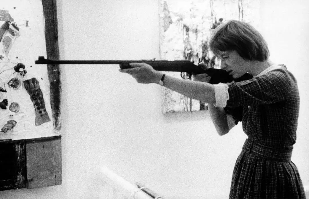 亚洲首展！开枪射画肉上绣花……这场叫“她”的展览，见识女性的力量