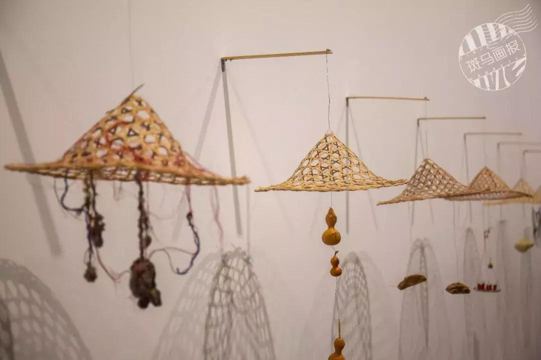 亚洲首展！开枪射画肉上绣花……这场叫“她”的展览，见识女性的力量