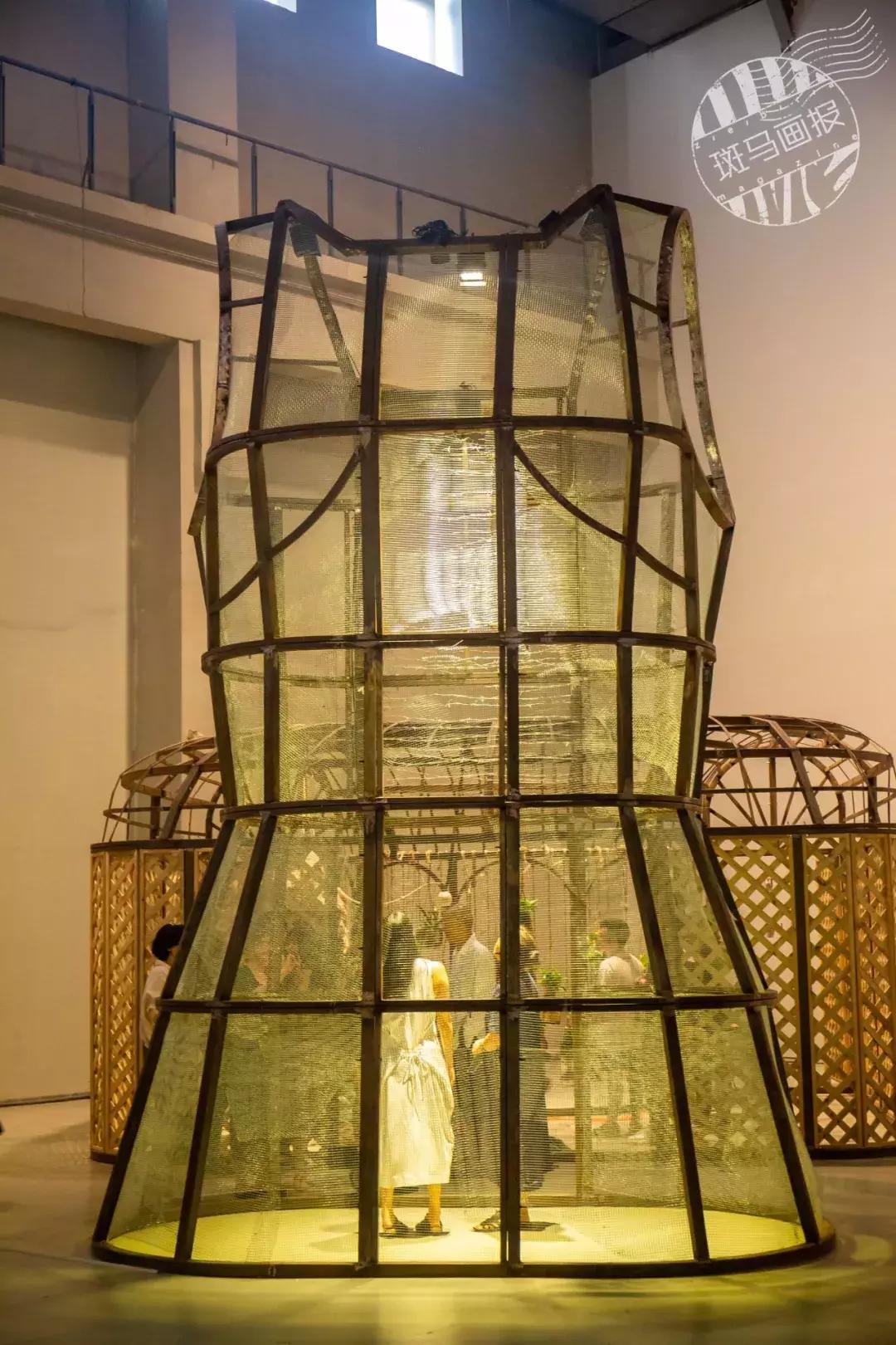 亚洲首展！开枪射画肉上绣花……这场叫“她”的展览，见识女性的力量