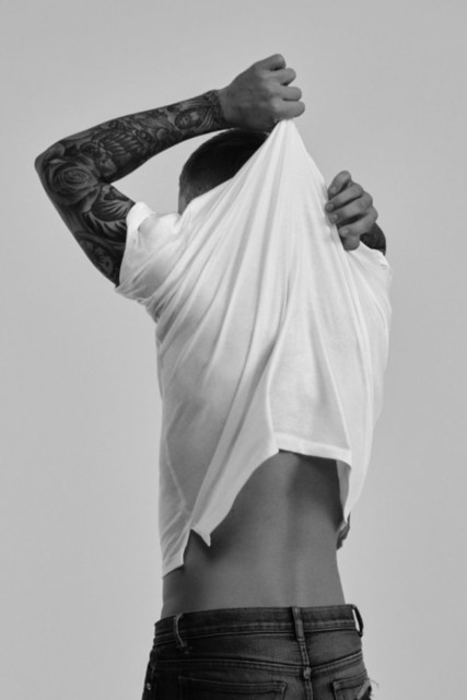 如何选到一件好的白t男生,找一件合适的衣服不是一件难事