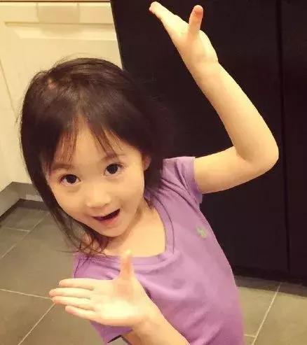 女儿为什么有的像爸爸有的像妈妈,女儿像爸爸还是像妈妈取决于什么