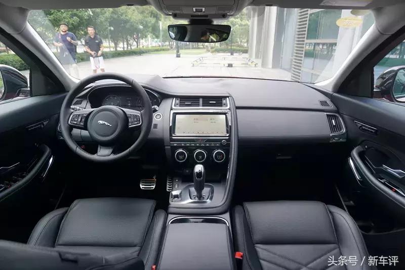 捷豹e-pace2024耀黑运动版空间,捷豹e-pace2024耀黑运动版入手